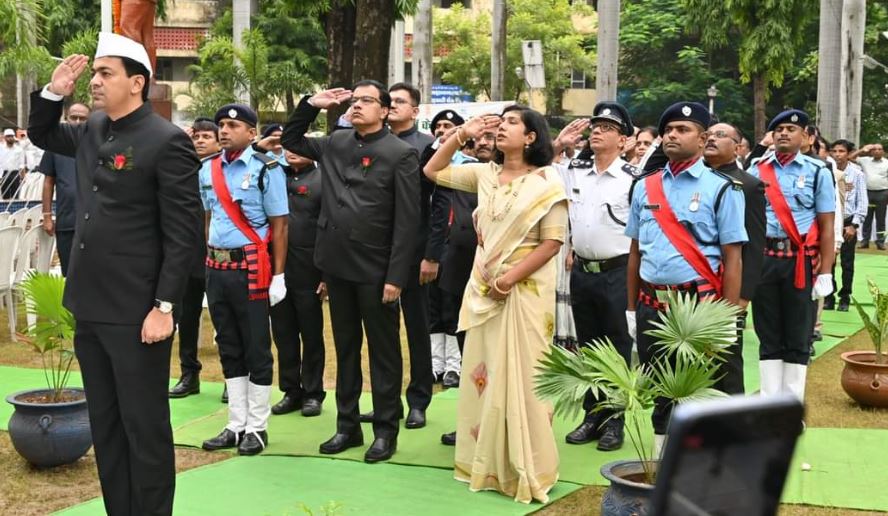 INDEPENDANCE DAY IN NAGPUR जिल्हाधिकारी, महानगरपालिका कार्यालयात ध्वजारोहण