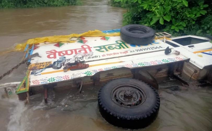 PHOTO STUDIO मिनी ट्रक वाहन पुलावरून नाल्यात कोसळला …