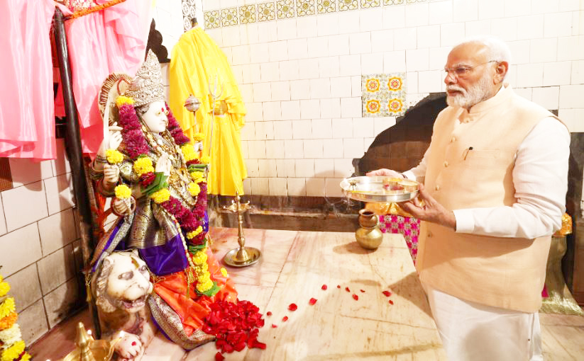 LOKBIMB PHOTO STUDIO पंतप्रधान मोदींनी केली पोहरादेवी मंदिरात केली प्रार्थना